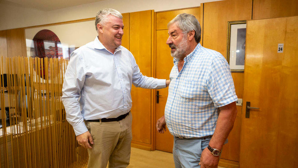 El consejero de Economía, Luis Ángel Agüeros, se reúne con el alcalde de Valderredible, Fernando Fernández