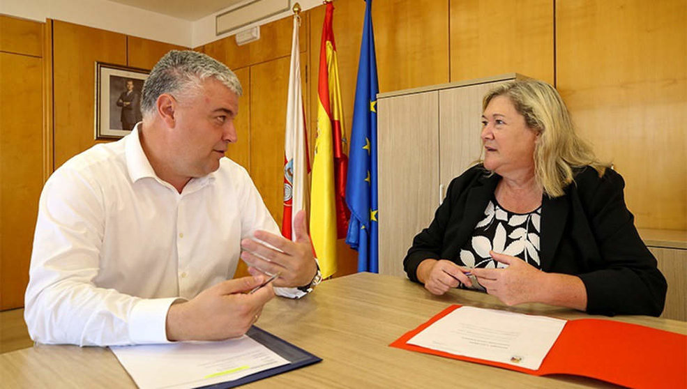 El consejero de Economía, Luis Ángel Agüeros, se reúne con la alcaldesa de Los Tojos