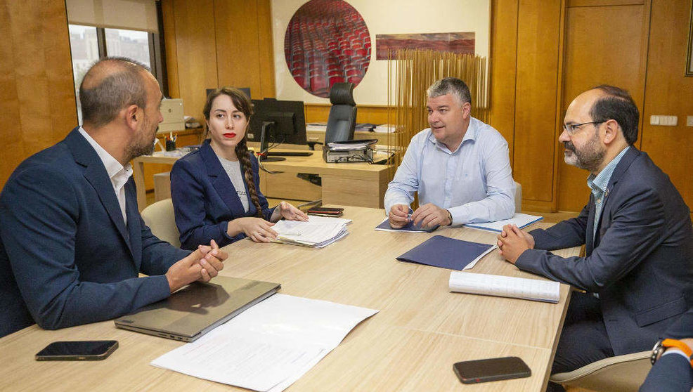 El consejero de Economía, Luis Ángel Agüeros, se reúne con el alcalde de Torrelavega, Javier López Estrada