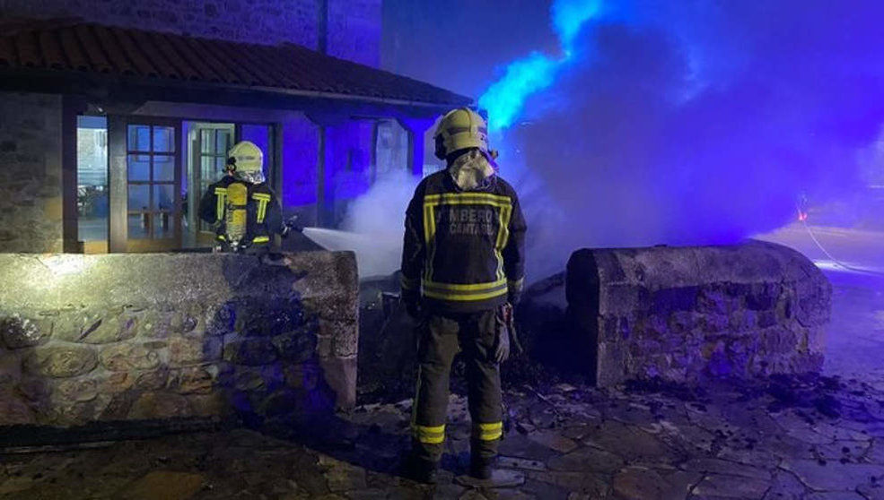 Bomberos sofocan un incendio en la caseta de bolos de Casar de Periedo