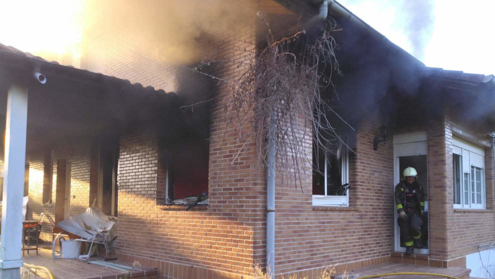 Bomberos sofocan un incendio en una casa en Noja