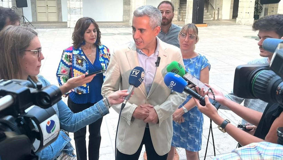 El secretario general del PSOE de Cantabria y portavoz parlamentario, Pablo Zuloaga, hace declaraciones a los medios en el Parlamento