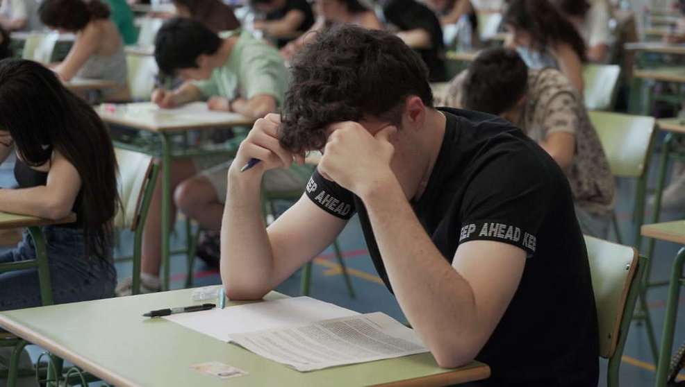 Un estudiante realiza uno de los exámenes de la EBAU del curso académico 2021-2022