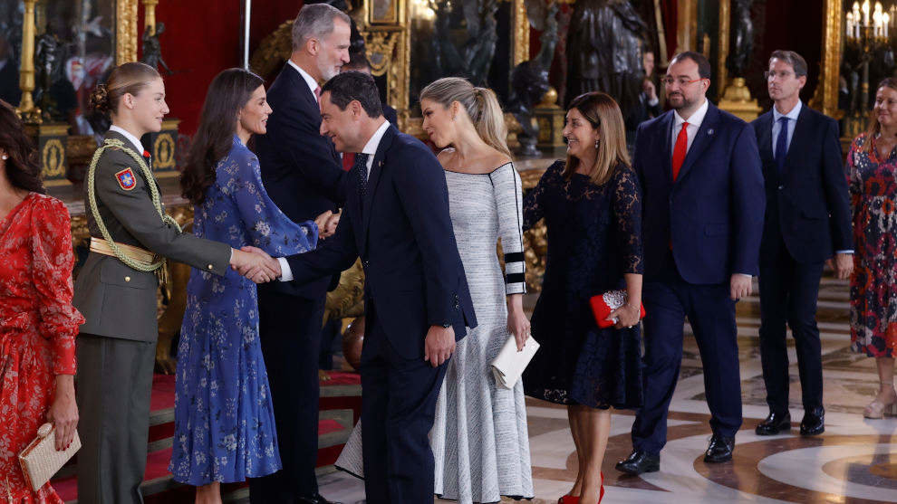 La presidenta de Cantabria, María José Saénz de Buruaga, saluda al rey Felipe durante la recepción oficial después del desfile del Día de la Fiesta Nacional