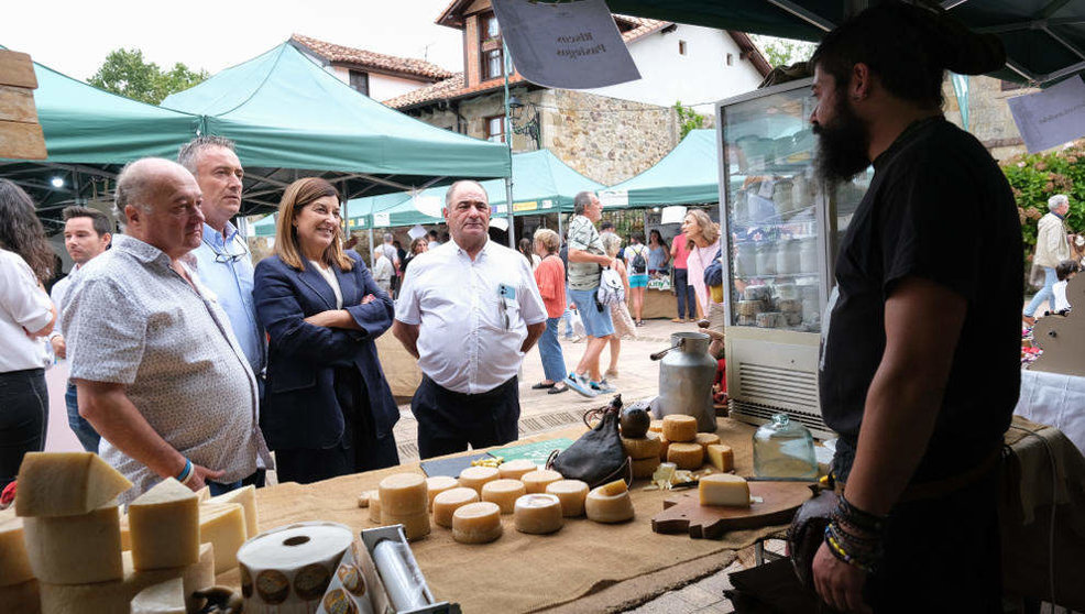 La presidenta de Cantabria, María José Sáenz de Buruaga, visita la XV edición del Mercado de Otoño de los Valles Pasiegos