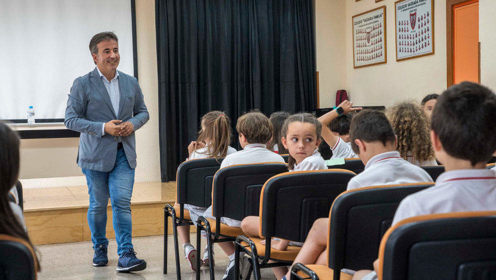 El alcalde de Camargo, Diego Movellán, presenta las propuestas educativas a los centros del municipio