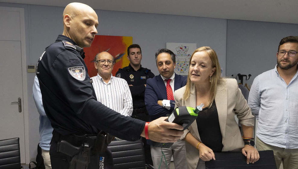 La consejera de Presidencia, Isabel Urrutia, entrega material a la Policía Local de Piélagos