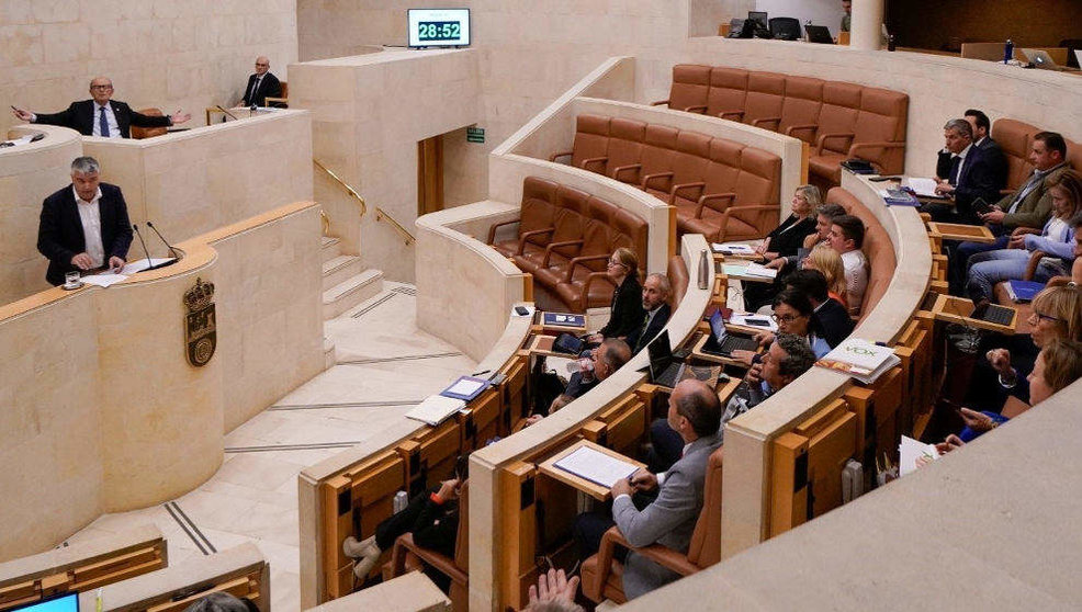 Comparecencia en el Parlamento del consejero Luis Ángel Agüeros con los diputados del PSOE ausentes en el Pleno