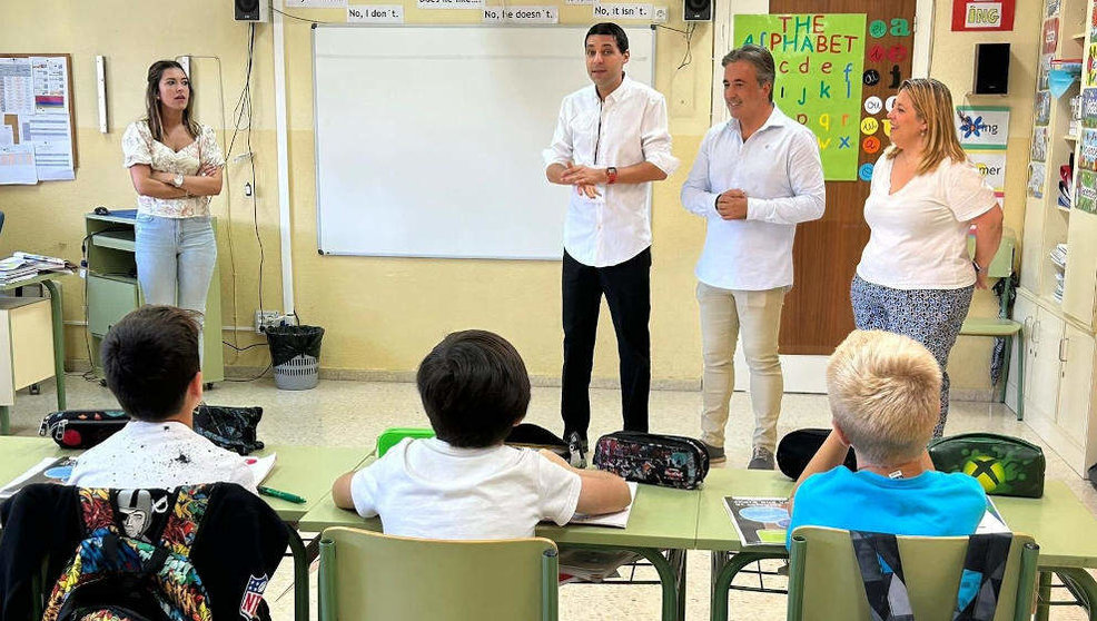 El alcalde, Diego Movellán, y la concejala de Educación, Marián Rovira, visitan el colegio Juan de Herrera