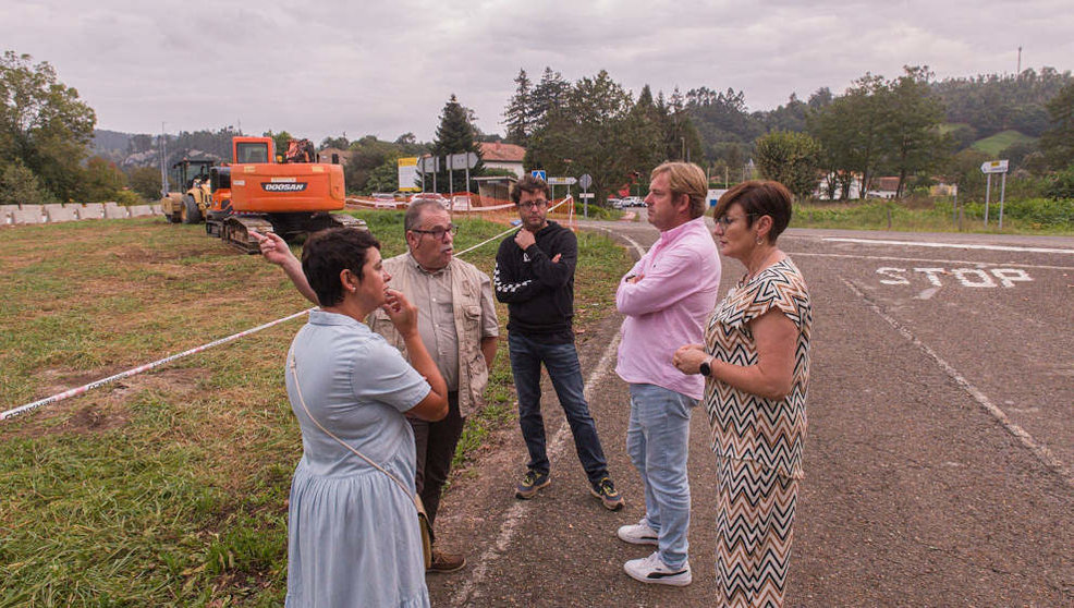 El alcalde, Pablo Diestro, y la concejala de Obras, Margari Martínez, junto a los miembros de la Junta Vecinal de Caranceja