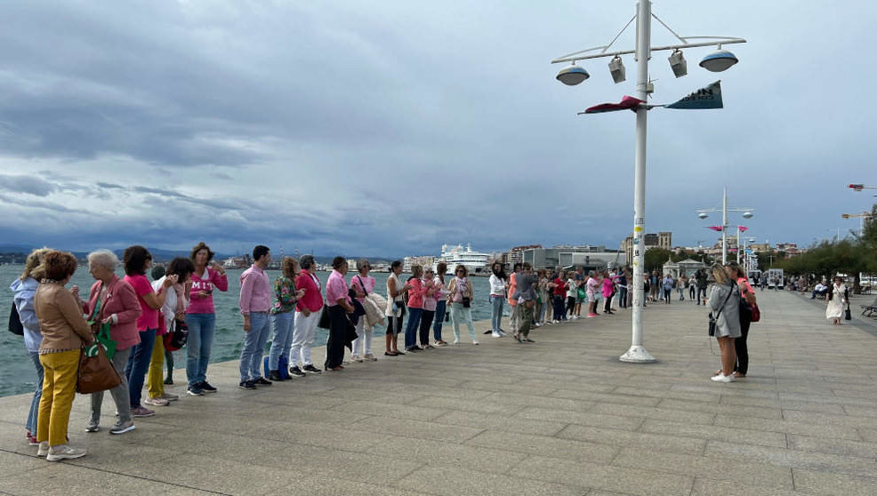 Decenas de mujeres forman una cadena humana en Santander por la lucha contra el cáncer de mama