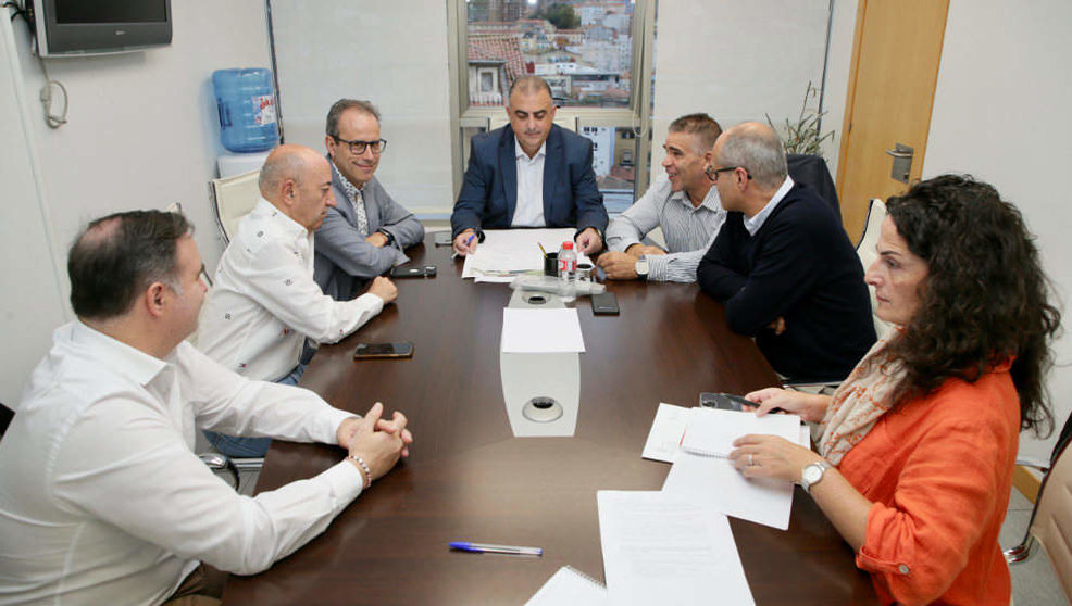 El consejero de Fomento, Roberto Media, se reúne con los alcaldes de los municipios por los que transcurrirá la senda peatonal y carril bici de Los Puentes