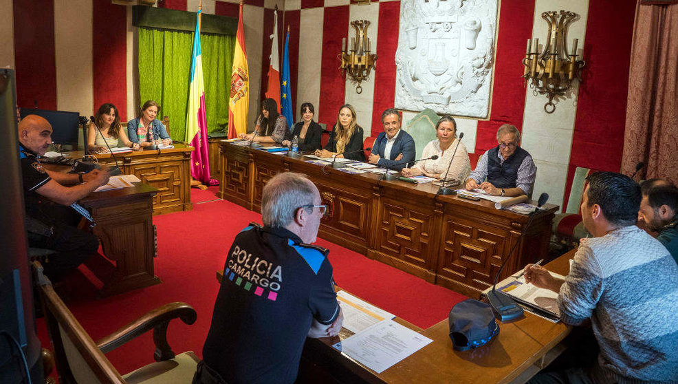 El Ayuntamiento de Camargo ha mantenido una reunión para abordar su lucha contra la violencia de género,