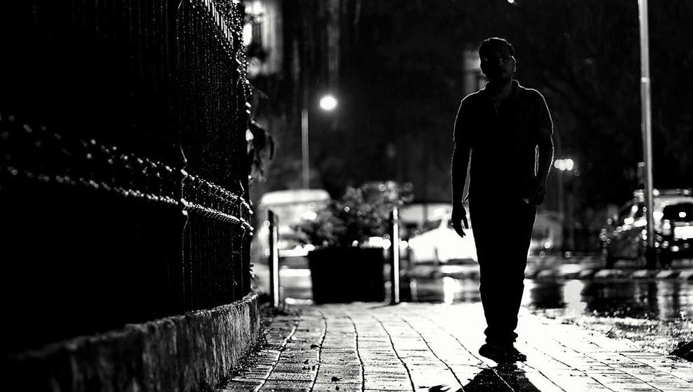 Persona caminando por la calle de una ciudad  | Foto: Pixabay
