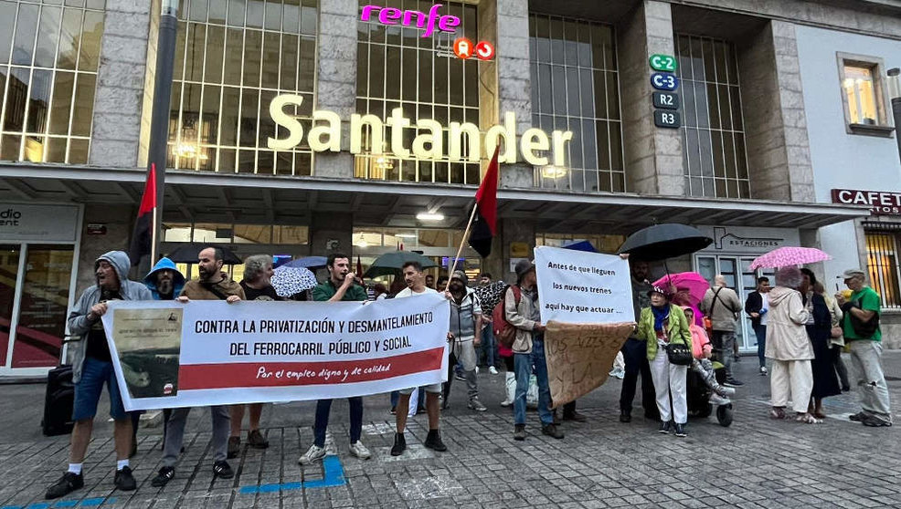 Protesta en la Plaza de las Estaciones de Santander contra el "deterioro" de los Cercanías