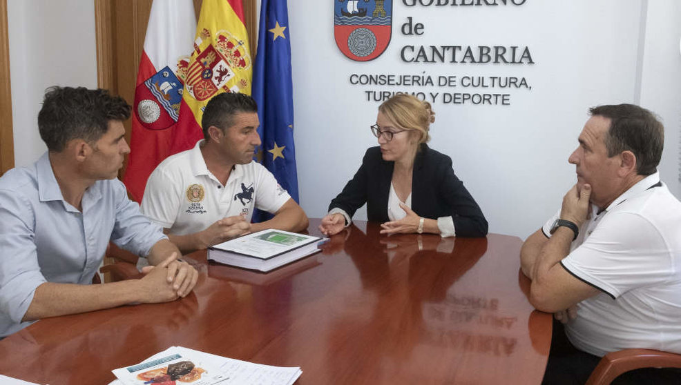La consejera de Cultura, Turismo y Deporte, Eva Guillermina Fernández, recibe al alcalde de Santiurde de Toranzo, Víctor Manuel Concha