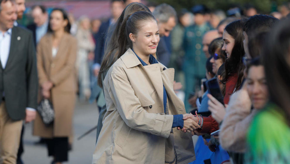 La princesa Leonor saluda a su llegada a la entrega del Premio al Pueblo Ejemplar de Asturias 2023