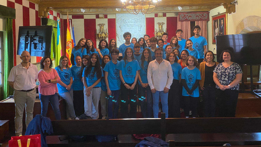 El alcalde de Camargo, Diego Movellán, con más de 40 alumnos franceses que han estado de intercambio en el municipio