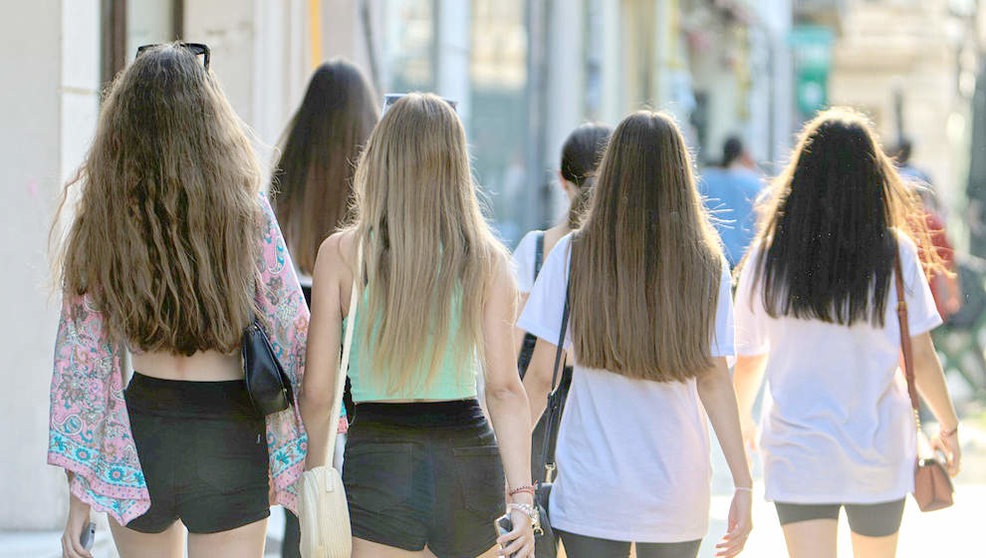 Adolescentes paseando por la calle | Foto: Pixabay