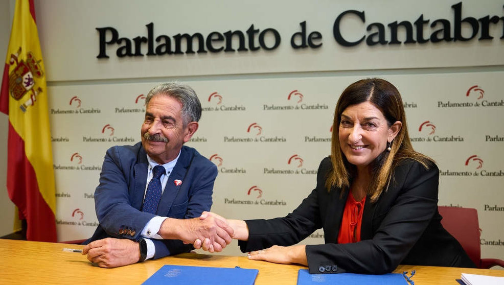 La presidenta de Cantabria, María José Sáenz de Buruaga, y el secretario general del PRC, firman el acuerdo para aprobar los Presupuestos de Cantabria para 2024