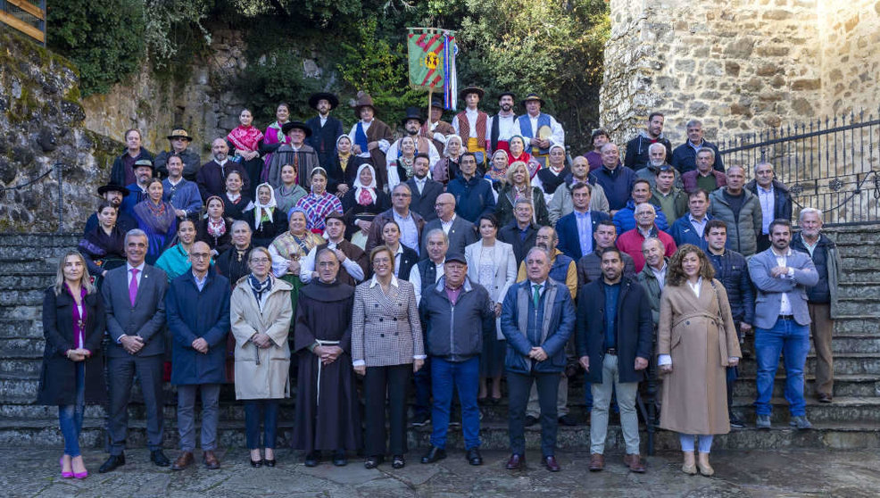 Asistentes al acto de hermanamiento entre Cantabria y Palencia celebrado en el Monasterio de Santo Toribio de Liébana.