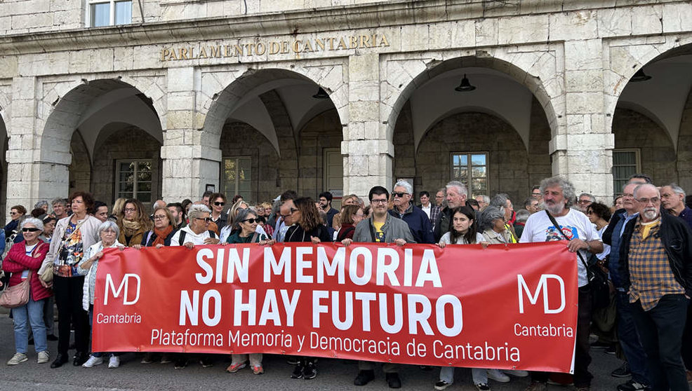 Concentración frente al Parlamento para defender la Ley de Memoria Histórica y Democrática