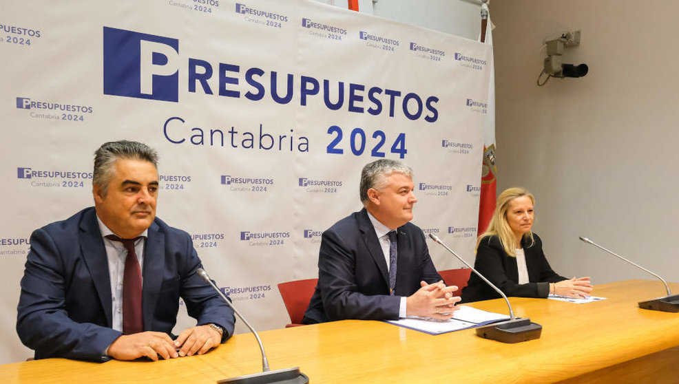 El consejero de Economía, Hacienda y Fondos Europeos, Luis Ángel Agüeros, registra y presenta en el Parlamento el proyecto de Ley de Presupuestos Generales de Cantabria para 2024