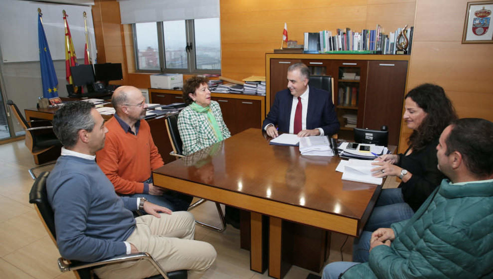 Reunión entre el consejero de Fomento, Ordenación del Territorio y Medio Ambiente, Roberto Media, y la alcaldesa de Comillas, Teresa Noceda  