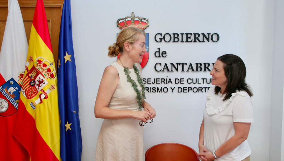 La consejera de Cultura, Turismo y Deporte, Eva Guillermina Fernández (izda), con la alcaldesa de Corvera de Toranzo, Mónica Quevedo