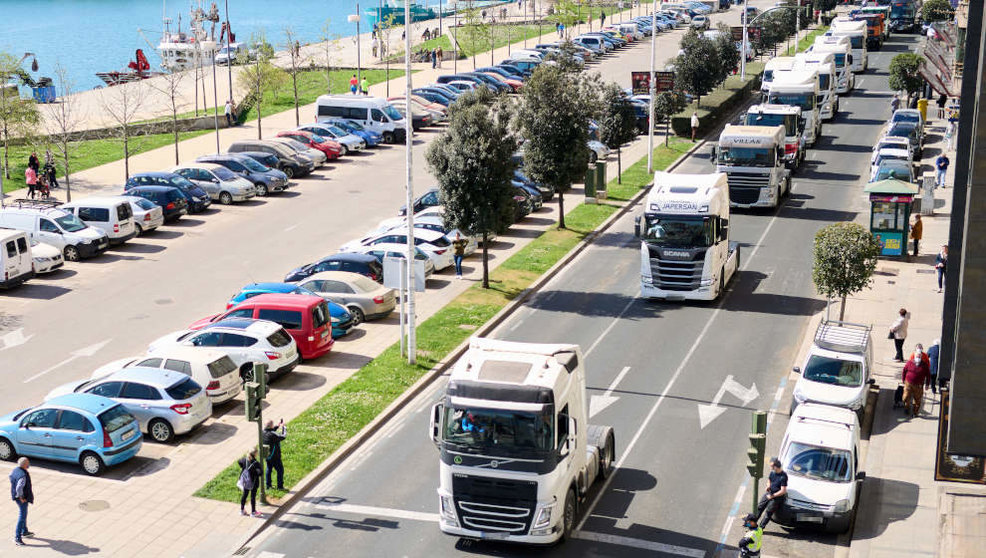 Varios camiones participan en una marcha convocada desde el polígono de Raos hasta el Centro Botín, durante el undécimo día de paro nacional de transportistas, a 24 de marzo de 2022