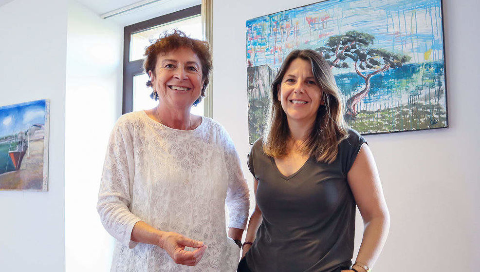 La alcaldesa, María Teresa Noceda, junto a la concejala, María Luisa Iglesias, encargada de coordinar el grupo de trabajo para el posible hermanamiento con la ciudad de Mimizan