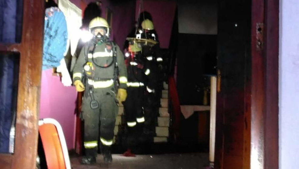Los bomberos revisan los daños en un negocio de hostelería de Argoños