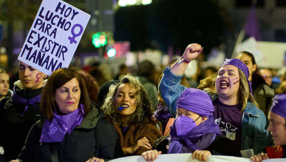 Imagen de archivo de varias mujeres con pancartas durante una manifestación contra las violencias machistas