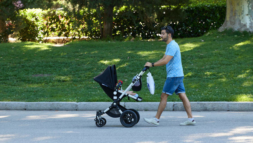 Una persona pasea con un carrito de bebé