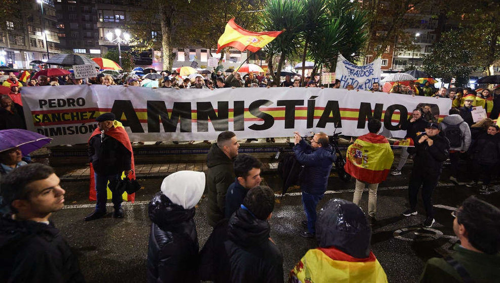 Concentración contra la amnistía en Santander, frente a la sede del PSOE
