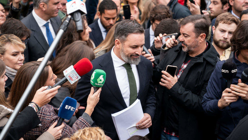 El líder de Vox, Santiago Abascal, atiende a medios a su llegada al Tribunal Supremo para presentar una querella junto a sus diputados