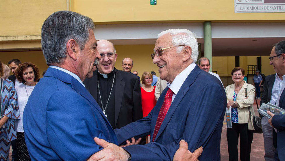 El ex presidente de Cantabria, Miguel Ángel Revilla, se saluda con el padre Ángel, presidente y fundador de Mensajeros por la Paz