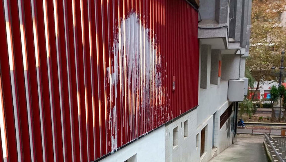 Imagen de la pintada en la sede del PSOE en Santander