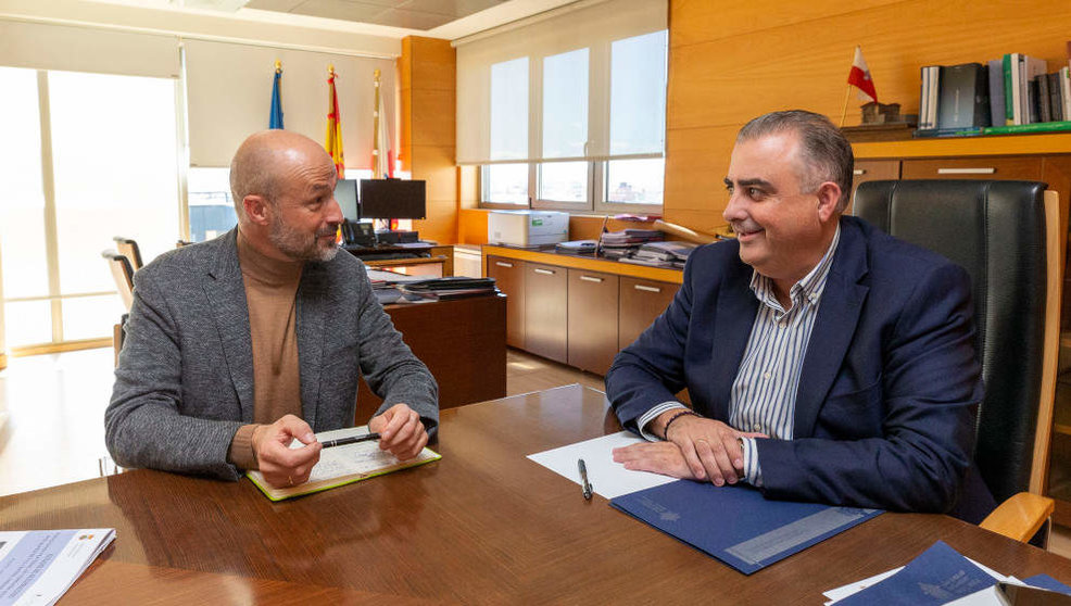 El consejero de Fomento, Roberto Media, recibe al alcalde de Puente Viesgo, Óscar Villegas