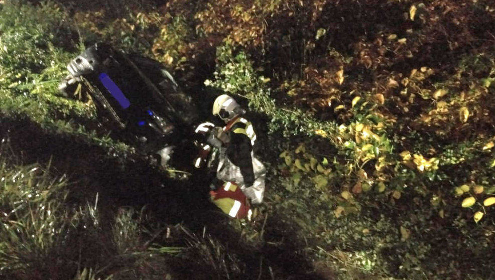 Bomberos aseguran el vehículo que cayó por un terraplén en Cabezón de la Sal | Foto: 112 Cantabria