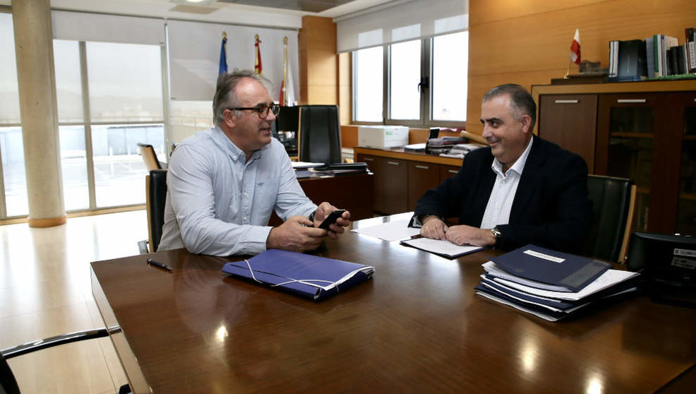 Reunión del consejero de Fomento, Roberto Media, y el alcalde de Vega de Liébana, Gregorio Alonso