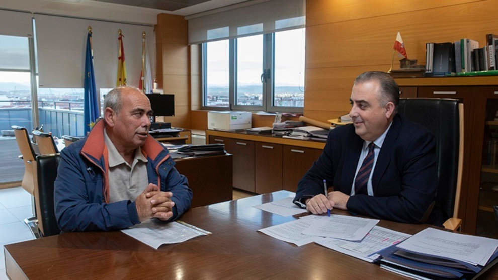El consejero de Fomento, Ordenación del Territorio y Medio Ambiente, Roberto Media, recibe al alcalde de Saro