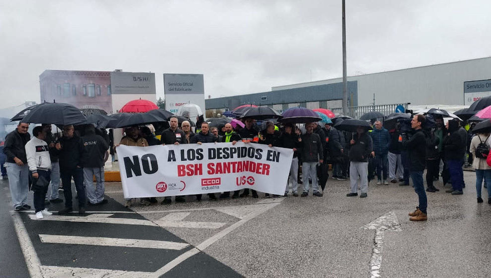Concentración de la plantilla de BSH contra los despidos en la fábrica de Santander