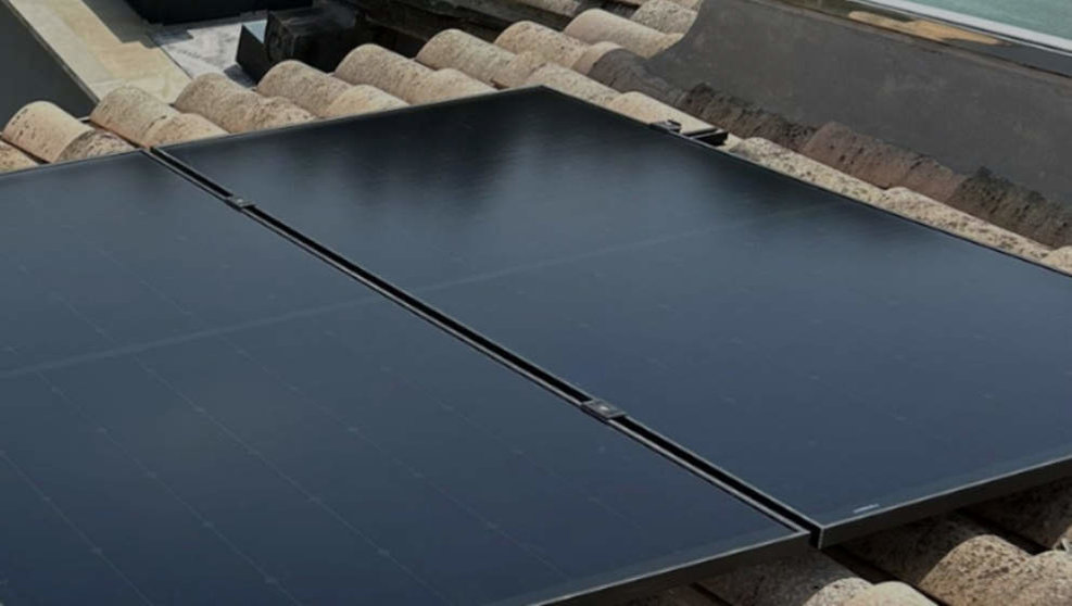 Un panel solar está compuesto por una asociación de celdas fotovoltaicas, las cuales, a su vez, están fabricadas a base de silicio