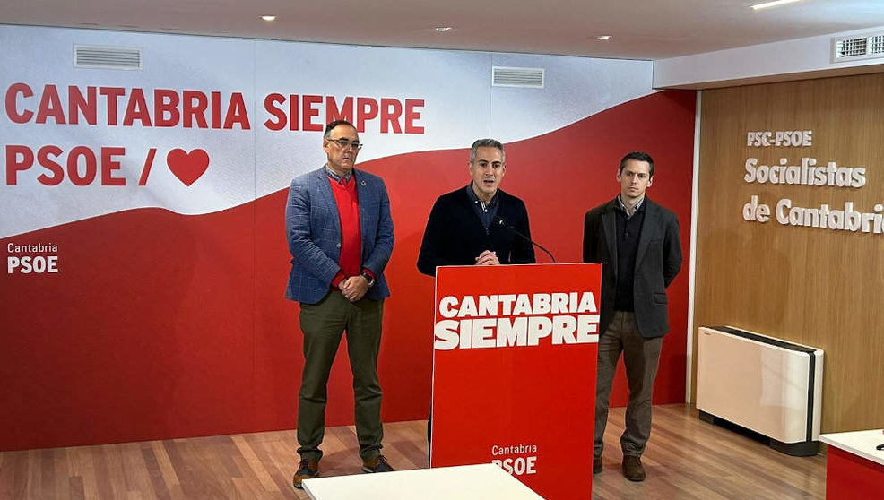 Pablo Zuloaga y diputados del PSOE | Foto: eldiariocantabria
