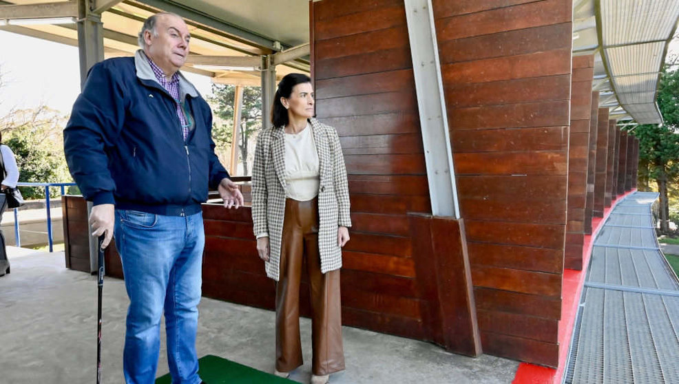 La alcaldesa de Santander, Gema Igual, visita el campo de golf de Mataleñas  