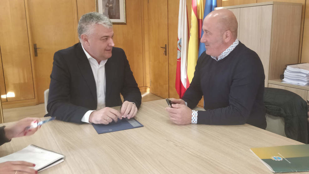 El consejero de Economía, Luis Ángel Agüeros, se reúne con el alcalde de Cartes, Agustín Molleda