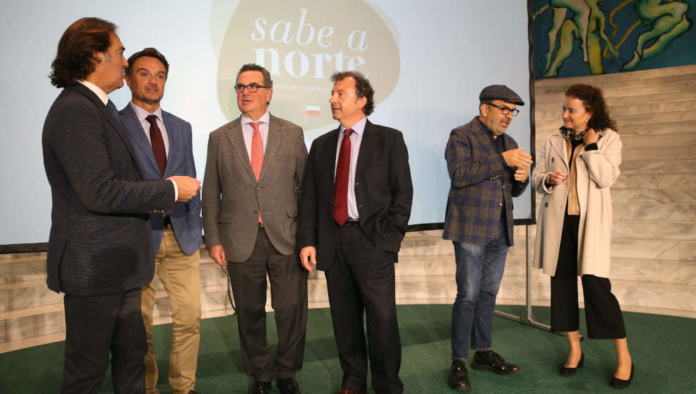 El consejero de Desarrollo Rural, Pablo Palencia, y otros asistentes a la presentación de la marca 'Sabe a Norte'