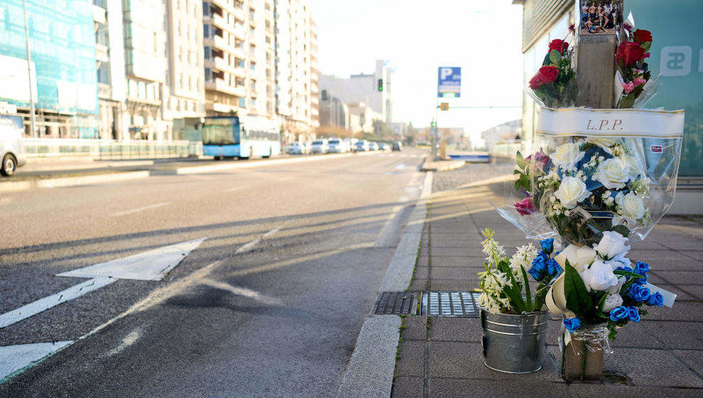 Flores depositadas en la calle Castelar tras el accidente mortal