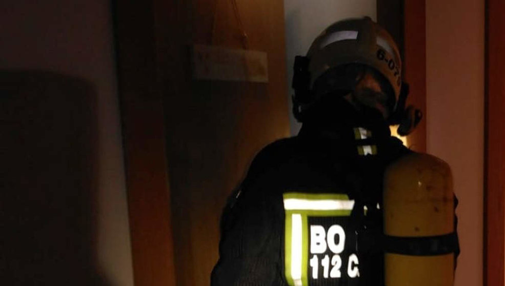 Bomberos del 112 en la vivienda de Ruiloba en la que se ha registrado el incendio en la cocina